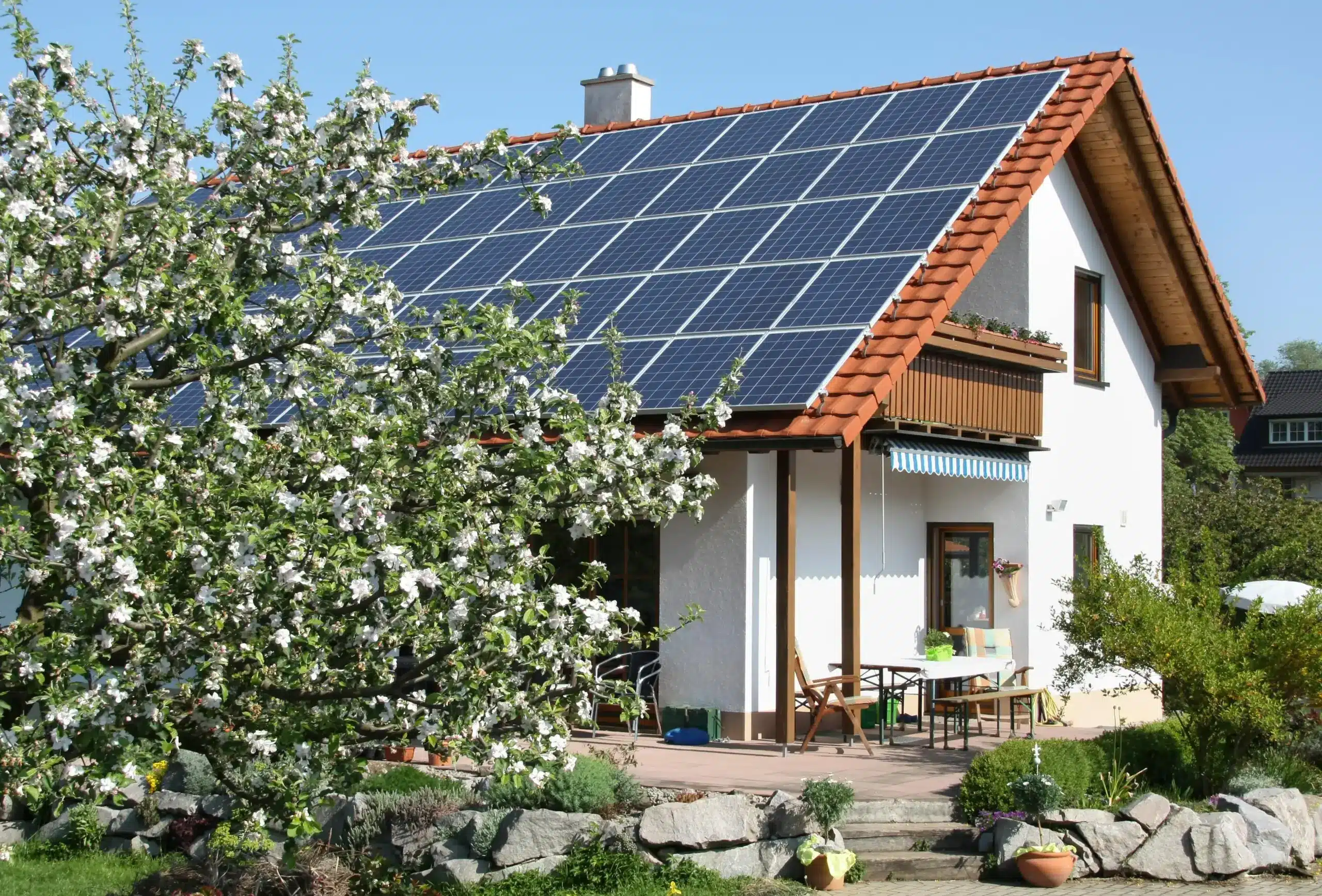 Eigenheim Haus mit einer Photovoltaikanlage auf dem Dach